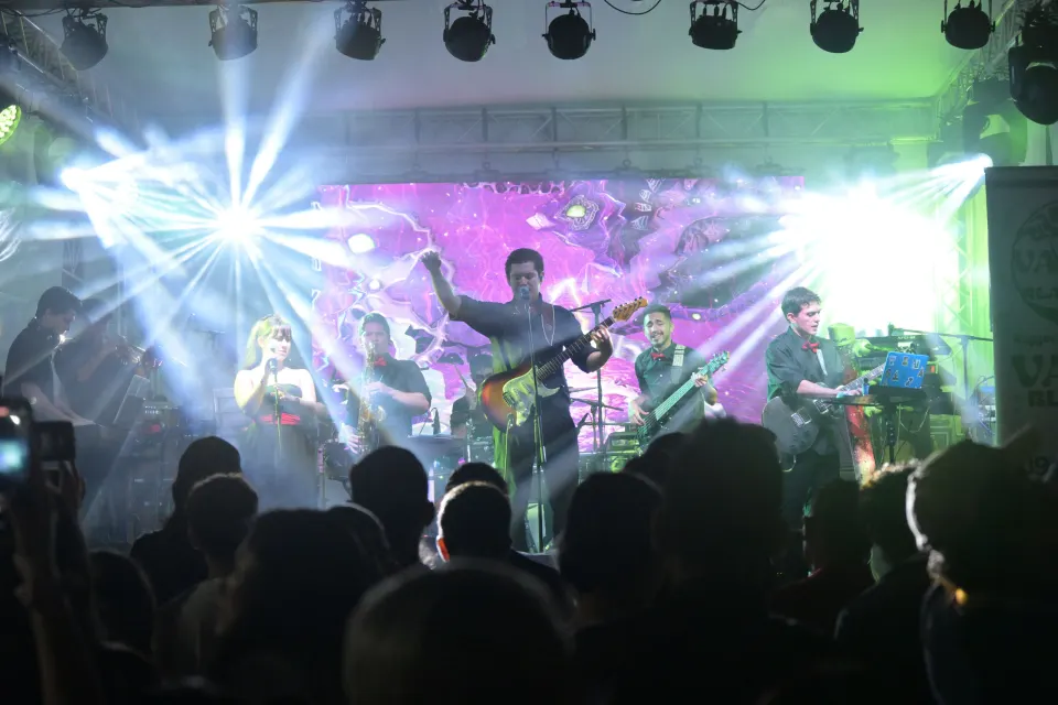 Concierto de Año Nuevo en La Fortuna con luces y público