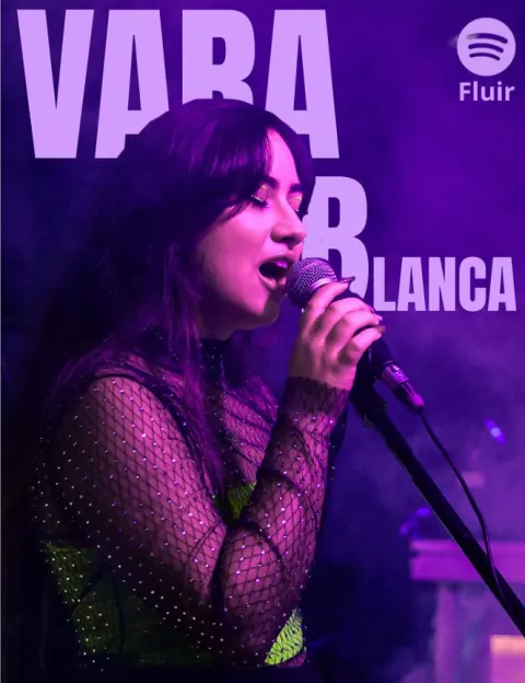 Yasiel Salas cantando en el lanzamiento del EP Fluir