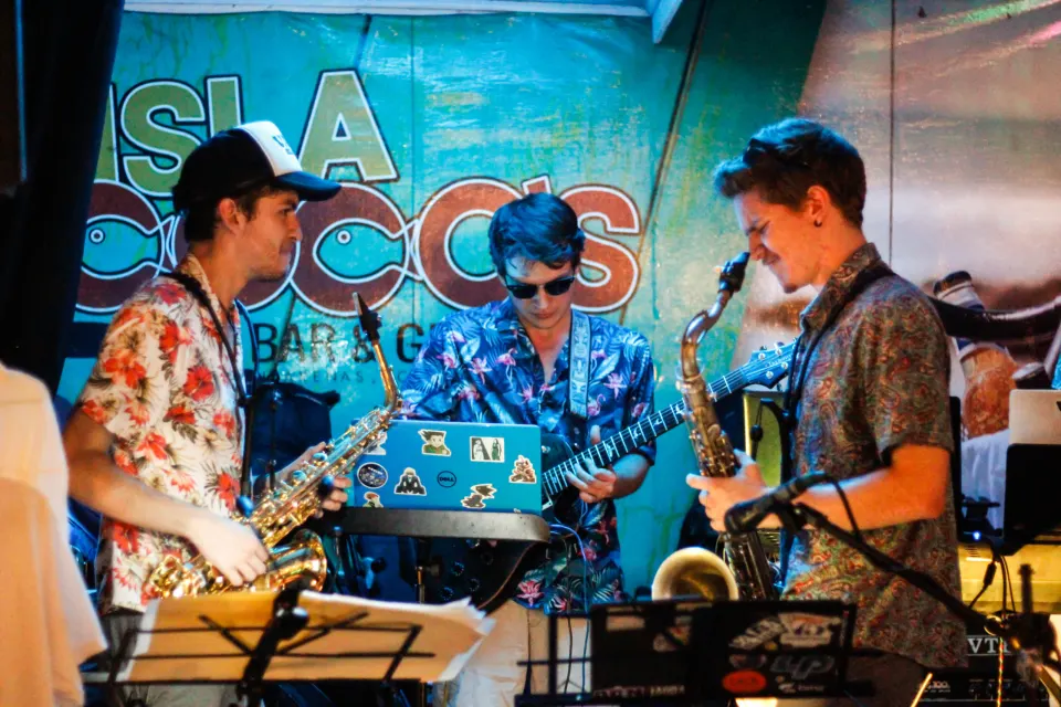 Integrantes de Vara Blanca tocando vientos en Isla Cocos, Puntarenas