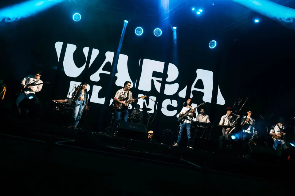 Vara Blanca en concierto, con su nombre proyectado en la pantalla del escenario