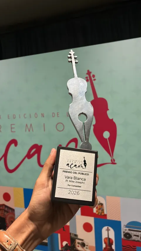 Trofeo de los Premios ACAM recibido por Vara Blanca