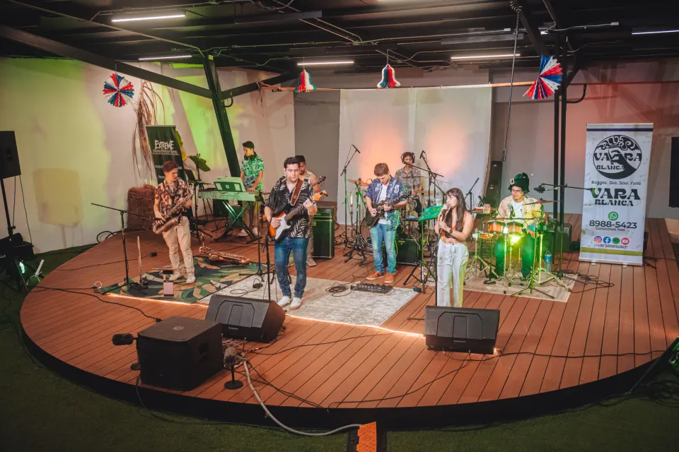 Vara Blanca tocando en el set del programa Lo Que Suena