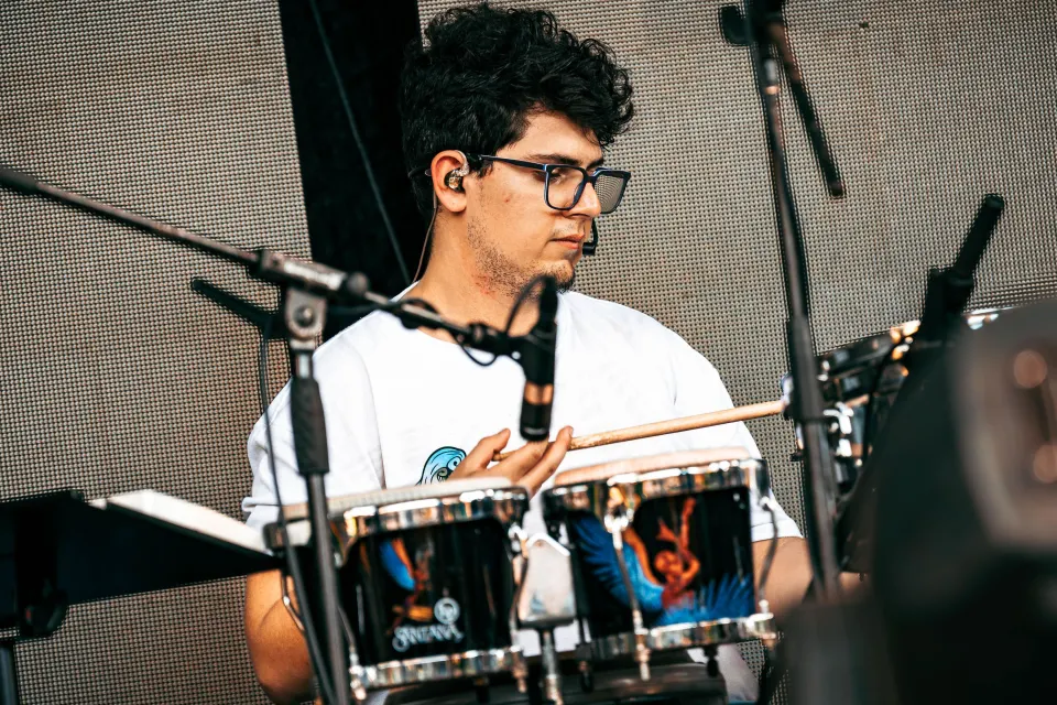 Kevin Arce, percusión de Vara Blanca